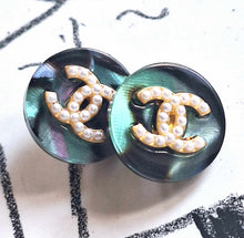 Load image into Gallery viewer, 15 mm  stamped,buttons,resin,faux perlen.
