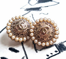 Load image into Gallery viewer, 22 mm stamped buttons  faux perlen,
