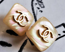 Load image into Gallery viewer, 16 mm,buttons,resin,opalescent ,pearl
