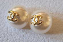 Load image into Gallery viewer, 20 m stamped,buttons,faux perlen,gold metal
