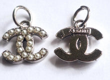 Load image into Gallery viewer, 13,5 mm stamped,buttons,pendant,faux perlen,silver metal
