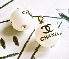 Load image into Gallery viewer, 16 mm ,stamped pendant faux perlen,matt,  gold metal buttons,
