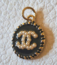 Load image into Gallery viewer, 18 mm   buttons  pendant,gripox,faux perlen, stamped
