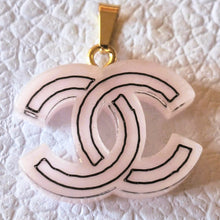 Load image into Gallery viewer, 20 mm   buttons  pendant,resin, stamped
