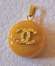 Load image into Gallery viewer, 20 mm   buttons  pendant,resin, stamped
