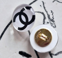 Load image into Gallery viewer, 18 mm,buttons, stamped,resin,
