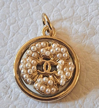 Load image into Gallery viewer, 20 mm buttons, stamped, gold,metal,faux perlen,pendant
