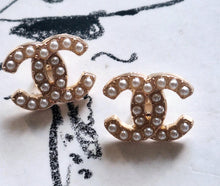 Load image into Gallery viewer, 13,5 mm stamped,buttons, faux perlen,gold metal
