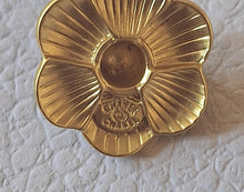 Load image into Gallery viewer, 20 mm stamped buttons,pendant,gold metal,gripox ,camellia
