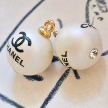 Load image into Gallery viewer, 16 mm ,stamped pendant faux perlen,matt,  gold metal buttons,
