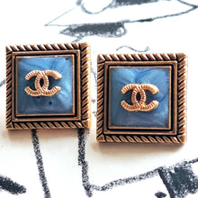 Load image into Gallery viewer, 18 mm opalescent,resin buttons
