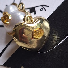 Load image into Gallery viewer, 16 mm ,stamped pendant faux perlen  gold metal buttons,
