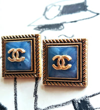 Load image into Gallery viewer, 18 mm opalescent,resin buttons
