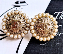 Load image into Gallery viewer, 22 mm stamped  buttons,gold metal,faux perlen
