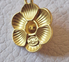 Load image into Gallery viewer, 20 mm stamped buttons,pendant,gold metal,gripox ,camellia
