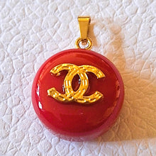 Load image into Gallery viewer, 20 mm   buttons  pendant,resin, stamped
