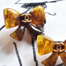 Load image into Gallery viewer, 18/20 mm,buttons,resin,opalescent
