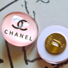 Load image into Gallery viewer, 20 mm   buttons  pendant,resin, stamped
