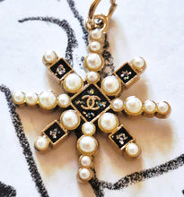 Load image into Gallery viewer, 27 mm   buttons  ,pendant,stamped,gold metal, faux perlen
