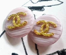 Load image into Gallery viewer, 25 mm buttons, stamped gold,metal,,resin
