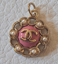 Load image into Gallery viewer, 20 mm stamped buttons,pendant,gold metal,faux perlen,gripox

