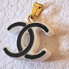 Load image into Gallery viewer, 20 mm   buttons  pendant,resin, stamped
