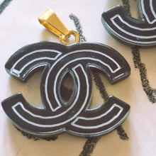 Load image into Gallery viewer, 20 mm   buttons  pendant,resin, stamped
