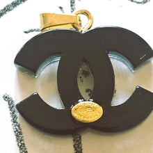 Load image into Gallery viewer, 20 mm   buttons  pendant,resin, stamped
