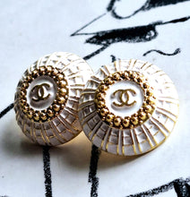 Load image into Gallery viewer, 18 mm stamped buttons
