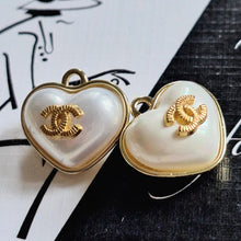 Load image into Gallery viewer, 16 mm ,stamped pendant faux perlen  gold metal buttons,
