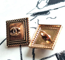 Load image into Gallery viewer, 18 mm buttons,resin,  opalescent
