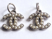 Load image into Gallery viewer, 13,5 mm stamped,buttons,pendant,faux perlen,silver metal
