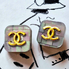 Load image into Gallery viewer, 25 mm buttons, stamped gold,metal,,resin iridescent,
