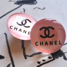 Load image into Gallery viewer, 20 mm   buttons  pendant,resin, stamped
