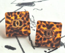 Load image into Gallery viewer, 18 mm  stamped,,buttons,resin
