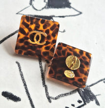 Load image into Gallery viewer, 18 mm  stamped,,buttons,resin
