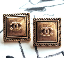 Load image into Gallery viewer, 18 mm buttons,resin,  opalescent
