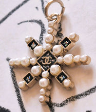 Load image into Gallery viewer, 27 mm   buttons  ,pendant,stamped,gold metal, faux perlen
