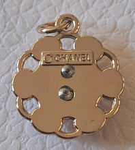 Load image into Gallery viewer, 20 mm stamped buttons,pendant,gold metal,faux perlen,gripox
