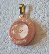 Load image into Gallery viewer, 18 mm  stamped, pendant,buttons,resin

