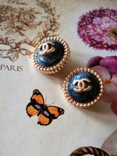 Load image into Gallery viewer, 18 mm buttons  ,resin,opalescent
