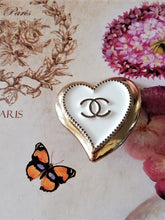 Load image into Gallery viewer, 21 mm stamped buttons,emaille  gold metal
