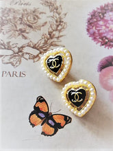 Load image into Gallery viewer, 14 mm stamped ,buttons,metal,faux perlen,emaille
