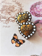Load image into Gallery viewer, 22 mm stamped buttons,brass,faux perlen,Dior
