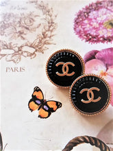 Load image into Gallery viewer, 20 mm stamped buttons,metal,resin
