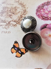 Load image into Gallery viewer, 18 mm stamped buttons,metal,faux perlen
