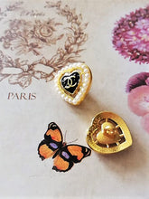 Load image into Gallery viewer, 14 mm stamped ,buttons,metal,faux perlen,emaille
