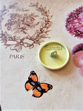 Load image into Gallery viewer, 20 mm stampd buttons ,banana yellow,metal,emaille
