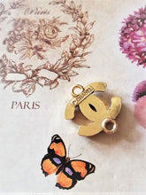 Load image into Gallery viewer, 18 mm stamped buttons,pendant,faux perlen,,metal
