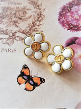 Load image into Gallery viewer, 17 mm stamped buttons,,metal,gripox,camellia
